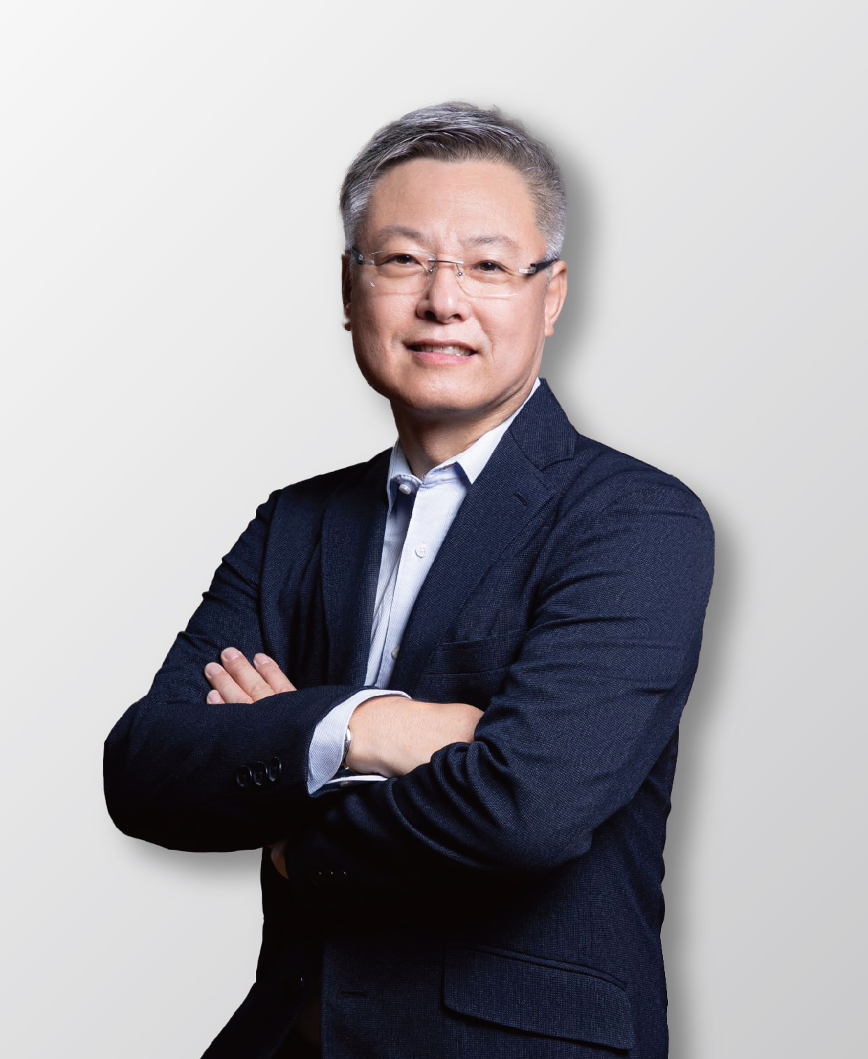 f:\桌面\工作项目\2023全新品牌cis\品牌相关\学院及院长简介\刘教授新照片\刘教授新照片-竖版灰底.jpg